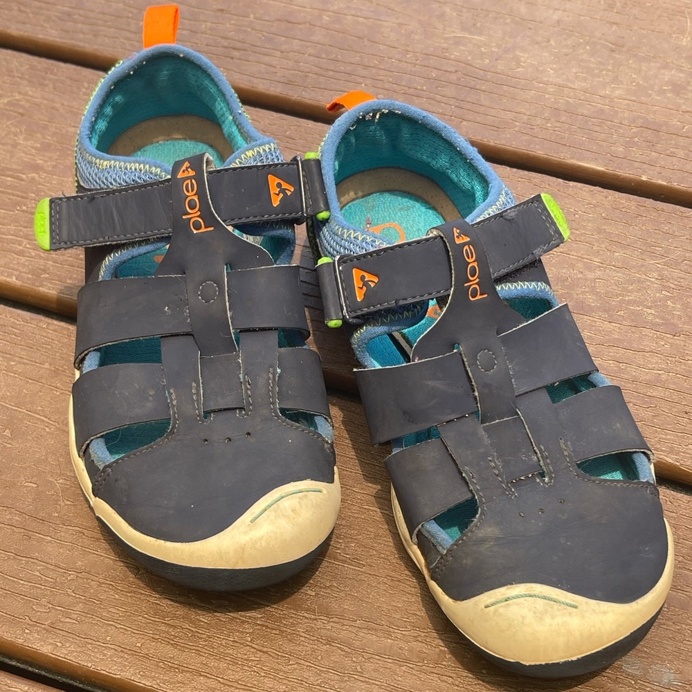 Plae navy Sandel size 4 big kids